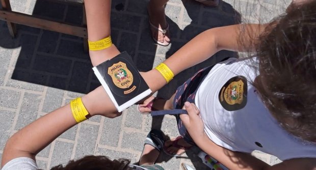 Polícia Civil de Santa Catarina distribui 50 mil pulseirinhas e adesivos para as crianças